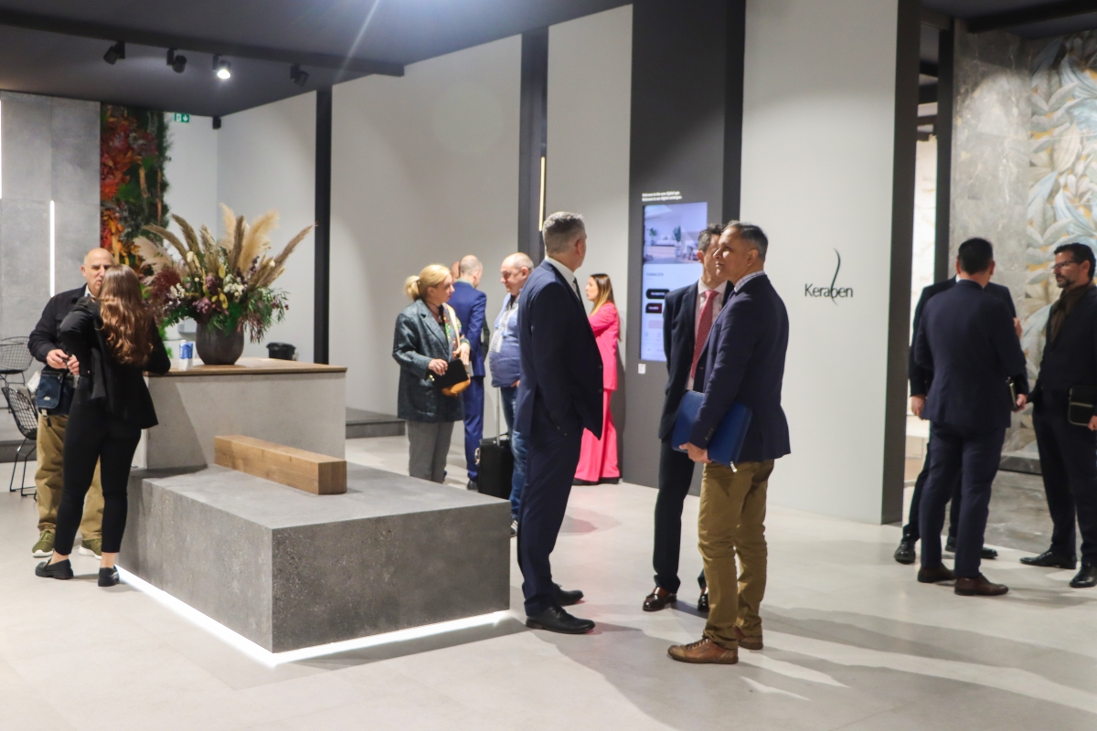 GROSSER EMPFANG DES SHOWROOMS "THE SQUARE" VON KERABEN GRUPO AUF DER CEVISAMA 2024
